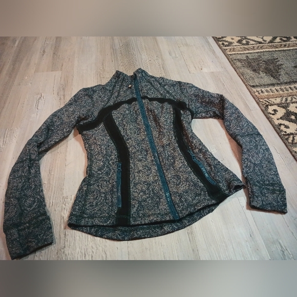 Lululemon - Picture 1 of 7